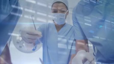 Çeşitli cerrahlar üzerinde veri işleme animasyonu. Küresel tıp, işletme, bağlantılar, hesaplama ve veri işleme kavramı dijital olarak oluşturulmuş video.