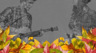 Gri renkte gitar ve davul çalan beyaz erkek ve kadının üzerinde sonbahar yapraklarının animasyonu. Doğa, mevsimler, sonbahar, değişim, müzik ve yaratıcılık, dijital olarak üretilen video.