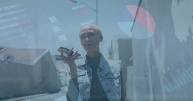 Akıllı telefonu kullanan melez bir kadının finansal veri işleme animasyonu. Küresel iş, finans, hesaplama ve veri işleme kavramı dijital olarak oluşturulmuş video.