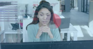 Ofisteki iki ırklı iş kadınıyla ilgili finansal veri işleme animasyonu. Küresel finans, iş, bağlantılar, hesaplama ve veri işleme kavramı dijital olarak oluşturulmuş video.