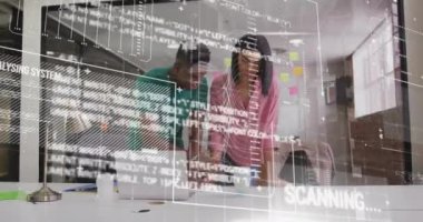 Çeşitli meslektaşların iş tartışmaları üzerine veri işleme ve diyagramların animasyonu. Küresel iş, takım çalışması ve dijital arayüz kavramı dijital olarak oluşturulmuş video.