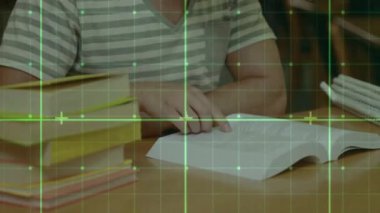 Kafkas erkek öğrencilerin okuması üzerine yeşil karelerin ve şekillerin animasyonu. Eğitim, teknoloji ve dijital arayüz kavramı dijital olarak oluşturulmuş video.