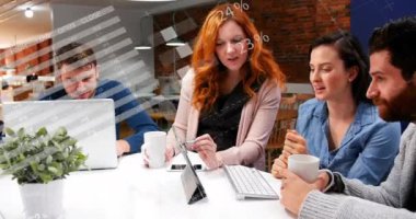 Ofisteki çeşitli iş adamları üzerinde finansal veri işleme animasyonu. Küresel finans, iş, bağlantılar, hesaplama ve veri işleme kavramı dijital olarak oluşturulmuş video.