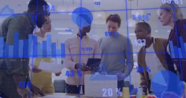 Muhtelif meslektaşların ofiste iş görüşmesi üzerine finansal veri işleme animasyonu. Küresel iş, finans ve dijital arayüz kavramı dijital olarak oluşturulmuş video.