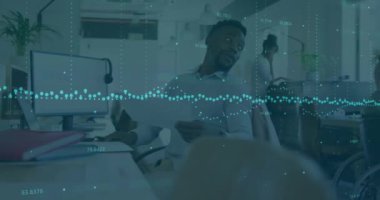 Sıradan bir ofiste konuşan mutlu meslektaşlar üzerinden veri işleme animasyonu. Veri, dijital arayüz, iş, takım çalışması, ağ ve iletişim, dijital olarak oluşturulmuş video.