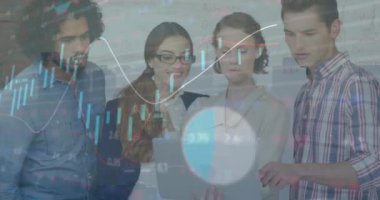 Dizüstü bilgisayarla çeşitli iş adamları üzerinde finansal veri işleme animasyonu. Küresel finans, iş, bağlantılar, hesaplama ve veri işleme kavramı dijital olarak oluşturulmuş video.