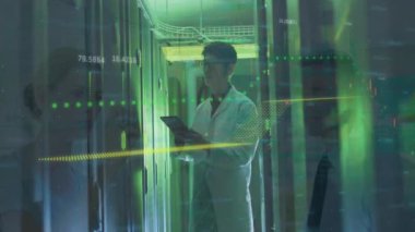 Sunucu odasındaki Asyalı erkek çalışanlar üzerinde iş adamları üzerinden şema ve veri işleme animasyonları. Küresel teknoloji ve dijital arayüz konsepti dijital olarak oluşturulmuş video.