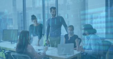 Ofisteki çeşitli iş adamları üzerinde finansal veri işleme animasyonu. Küresel finans, iş, bağlantılar, hesaplama ve veri işleme kavramı dijital olarak oluşturulmuş video.