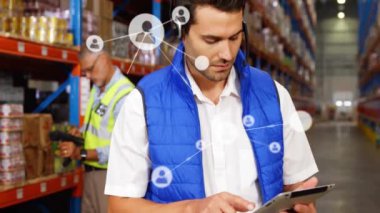 Depodaki beyaz erkek işçilerin ikonlarla olan bağlantılarının animasyonu. Küresel gönderim, dağıtım, bağlantılar ve dijital arayüz konsepti dijital olarak oluşturulmuş video.