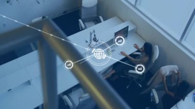 Bilgisayar kullanarak farklı meslekdaşların üzerindeki simgelerle bağlantı ağının canlandırılması. Küresel iş ve dijital arayüz kavramı dijital olarak oluşturulmuş video.