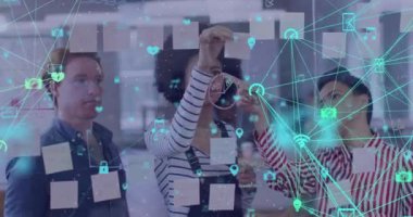 Ofiste beyin fırtınası yapan çeşitli sıradan meslektaşlar üzerine medya ve iletişim ağlarının animasyonu. Bağlantı, iş, ağ, takım çalışması ve iletişim, dijital olarak oluşturulmuş video.