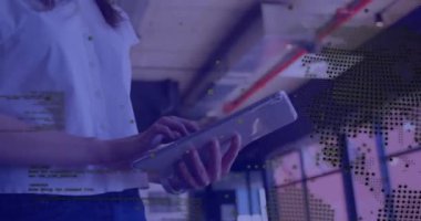 Ofiste tablet kullanan Kafkas iş kadınının dünya ve veri işleme animasyonu. Küresel finans, iş, bağlantılar, hesaplama ve veri işleme kavramı dijital olarak oluşturulmuş video.
