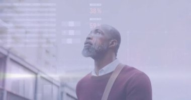 Afro-Amerikan bir adamın şehirde yürümesi üzerine yapılan şema ve veri işleme animasyonları. İş, teknoloji ve dijital arayüz kavramı dijital olarak oluşturuldu.