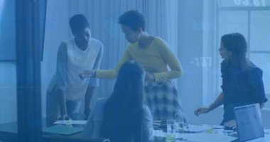 Ofisteki çeşitli iş adamları üzerinde finansal veri işleme animasyonu. Küresel finans, iş, bağlantılar, hesaplama ve veri işleme kavramı dijital olarak oluşturulmuş video.