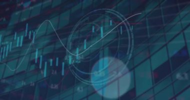 Şehir manzarası üzerinde finansal veri işleme animasyonu. Küresel finans, iş, bağlantılar, hesaplama ve veri işleme kavramı dijital olarak oluşturulmuş video.