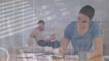 Beyaz çiftin faturaları kontrol etmesiyle ilgili finansal veri işleme animasyonu. Küresel finans, iş, bağlantılar, hesaplama ve veri işleme kavramı dijital olarak oluşturulmuş video.