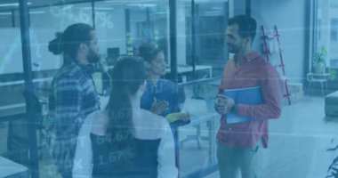 Ofisteki çeşitli iş adamları üzerinde finansal veri işleme animasyonu. Küresel finans, iş, bağlantılar, hesaplama ve veri işleme kavramı dijital olarak oluşturulmuş video.