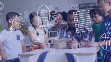 Okul eşyalarının animasyonu, tablet kullanan öğrencilerle birlikte çeşitli erkek öğretmenlerin mutlu olması üzerine. Küresel eğitim, okul ve dijital arayüz kavramı, dijital olarak oluşturulmuş video.