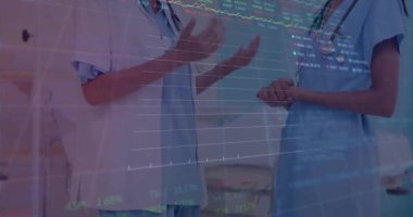 Çeşitli kadın doktorların konuştuğu veri işleme ve diyagramların animasyonu. Küresel tıp ve dijital arayüz kavramı dijital olarak oluşturulmuş video.