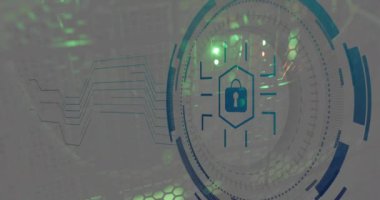 Sunucu odasının üzerindeki asma kilit simgesiyle tarama alanının animasyonu. Küresel teknoloji, bilgisayar, çevrimiçi güvenlik ve dijital arayüz kavramı dijital olarak oluşturulmuş video.