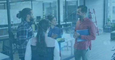 Ofisteki çeşitli iş adamları üzerinde finansal veri işleme animasyonu. Küresel finans, iş, bağlantılar, hesaplama ve veri işleme kavramı dijital olarak oluşturulmuş video.