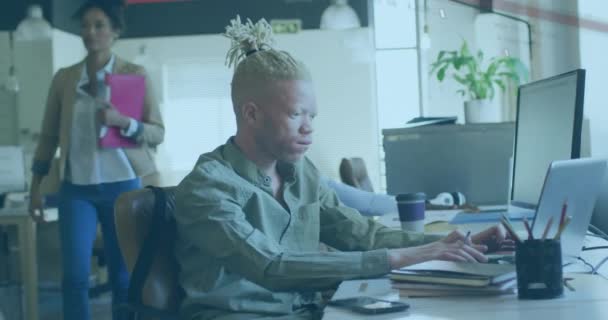 Animación Del Procesamiento Datos Financieros Sobre Empresario Americano Africano Albino — Vídeo de stock
