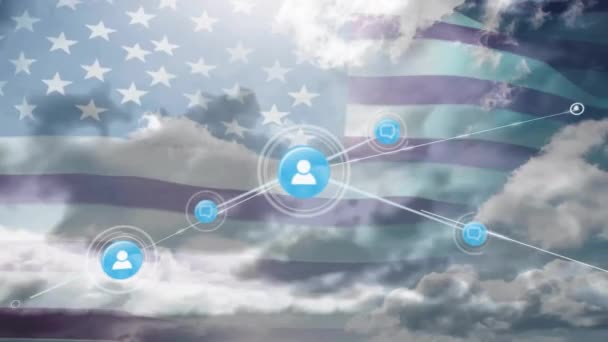 在美国国旗和多云的天空上 人物形象的网络动画 爱国主义 商业和通信 数字视频 — 图库视频影像