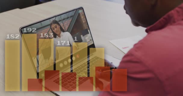 非洲裔美国商人在视频通话中使用笔记本电脑进行数据处理动画 全球连接 计算和数据处理概念数字生成的视频 — 图库视频影像