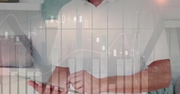 用平板电脑动画金融数据处理高加索商人 全球商业 计算和数据处理概念数字生成的视频 — 图库视频影像
