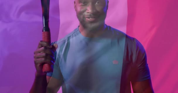 アフリカ系アメリカ人男性テニス選手に対するフランスの旗のアニメーション スポーツ アクティブライフスタイルのコンセプトデジタル生成ビデオ — ストック動画