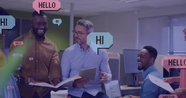 사무실의 다양한 비즈니스 사람들에 텍스트 데이터 처리의 애니메이션 글로벌 미디어 — 비디오