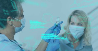 Şırıngayı covid-19 aşısıyla dolduran kadın doktor hakkında tıbbi veri işleme. Coronavirus covid-19 salgın konsepti.