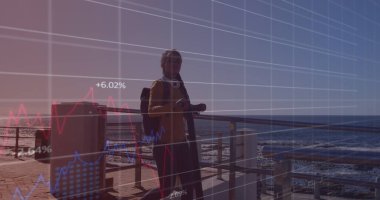 E-scooter 'la yürüyen melez bir kadının mali veri işleme görüntüsü. küresel seyahat, iş, finans ve veri işleme kavramı dijital olarak oluşturulmuş görüntü.