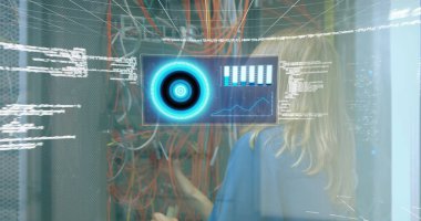 Bilgisayar kabloları üzerinden veri işleme görüntüsü. bilgisayarlar, ağ, veri işleme, teknoloji ve dijital arayüz kavramı dijital olarak oluşturuldu.