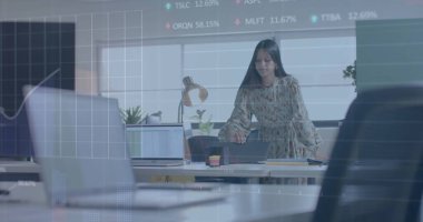 Ofiste çalışan melez iş kadınının mali veri işleme görüntüsü. Küresel iş, finans, bilgisayar ve veri işleme kavramı dijital olarak oluşturulmuş görüntü.