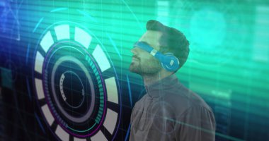 Arızalı tarama ve VR kulaklık takan adamın görüntüsü. küresel veri işleme, iletişim, dijital arayüz, teknoloji ve ağ konsepti dijital olarak oluşturuldu.