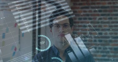 Ofisteki iş adamının mali veri işleme görüntüsü. küresel iş, finans, bağlantılar ve dijital arayüz konsepti dijital olarak oluşturulmuş görüntü.