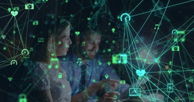 Çalışan iş adamları üzerindeki bağlantı ağının görüntüsü. iletişim teknolojisi, veri paylaşımı ve dijital arayüz konsepti dijital olarak oluşturulmuş görüntü.