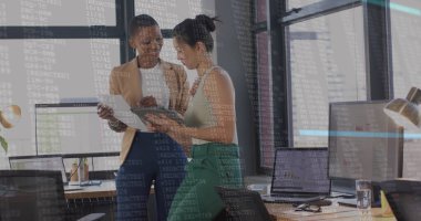 Ofiste çalışan çeşitli iş adamlarının mali veri işleme görüntüsü. Küresel iş, finans, bilgisayar ve veri işleme kavramı dijital olarak oluşturulmuş görüntü.