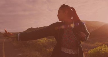 Sırt çantalı, çift ırklı bir kadın yolda araba yakalamaya çalışıyor. Seyahat ve otostop konsepti