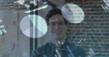 Ofisteki iş adamının mali veri işleme görüntüsü. küresel iş, finans, bağlantılar ve dijital arayüz konsepti dijital olarak oluşturulmuş görüntü.