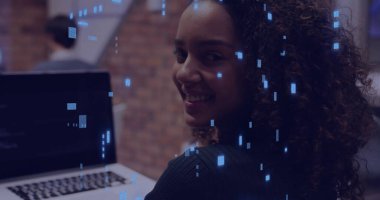 Laptop kullanan beyaz bir kadının veri işleme görüntüsü. Küresel bağlantılar, hesaplama, dijital arayüz ve veri işleme kavramı dijital olarak oluşturuldu.