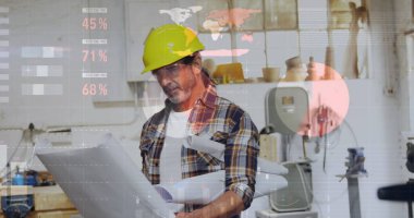 Kafkas erkek mimarın stüdyoda planları tutarken görüntüsü. Küresel iletişim, iş ve dijital arayüz kavramı dijital olarak oluşturulmuş görüntü.