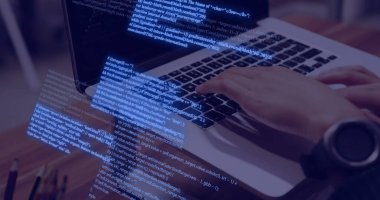 Laptop kullanan beyaz bir kadının veri işleme görüntüsü. Küresel bağlantılar, hesaplama, dijital arayüz ve veri işleme kavramı dijital olarak oluşturuldu.