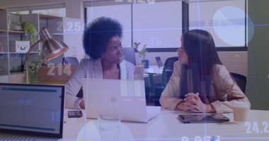 Ofisteki çeşitli iş adamlarıyla ilgili finansal veri işleme resmi. Küresel iş, finans, bilgisayar ve veri işleme kavramı dijital olarak oluşturulmuş görüntü.