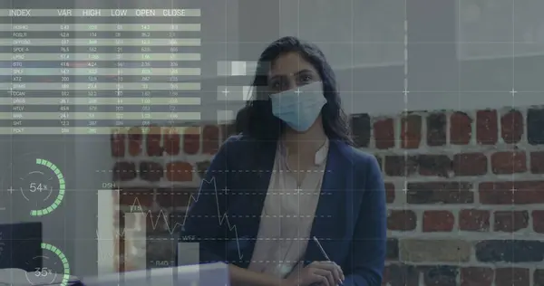 フェイスマスクを着用したビジネスウーマンに対する財務データ処理のイメージ 世界的なビジネス ファイナンス コネクション デジタルインターフェイス コビッド19パンデミックコンセプト デジタル生成イメージ — ストック写真