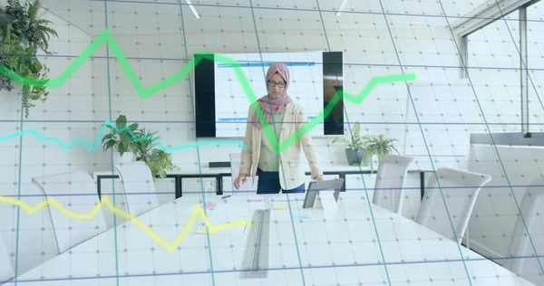 Imagem Processamento Dados Financeiros Sobre Mulher Negócios Racial Hijab Trabalhando — Fotografia de Stock