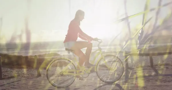 Imagem Grama Sobre Mulher Caucasiana Bicicleta Praia — Fotografia de Stock