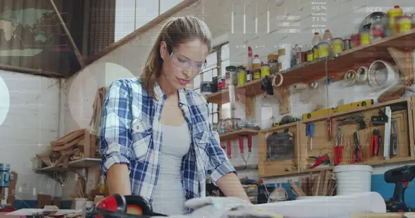 Afbeelding Van Gegevensverwerking Kaukasische Vrouwelijke Timmerman Die Werkplaats Werkt Globaal — Stockfoto