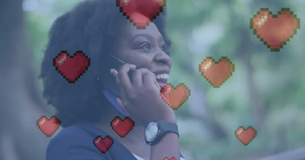 Obrázek Ikon Srdce Nad Africkou Američankou Mluvící Smartphonu Globální Koncepce — Stock fotografie